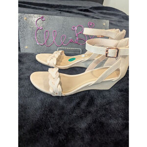 EUC Me Too Neutral Color Wedge Shoes 7.5